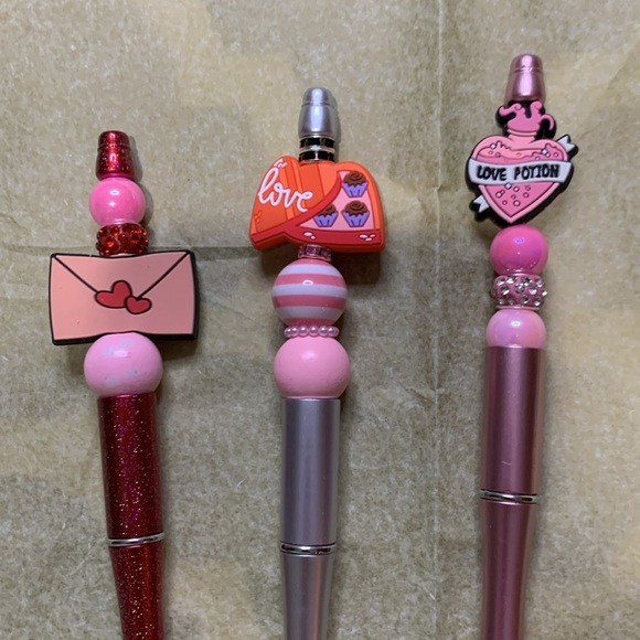 GILDAN BRAND NEW LOVE TEE SHIRT WITH SET OF 3 beaded pens - Picture 6 of 9